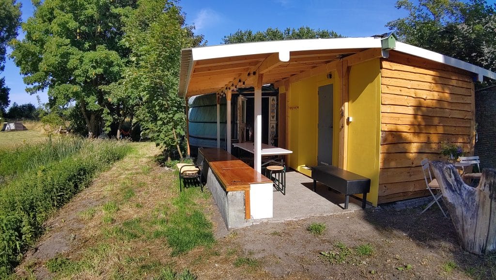 buiten naast de Yurt