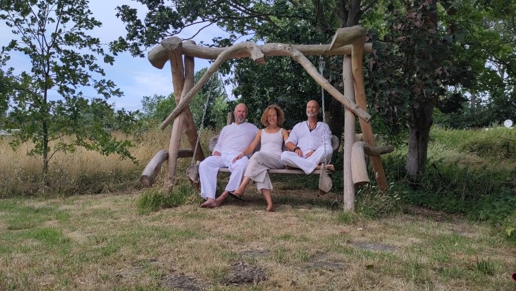 Margit met cliënten op schommelbank