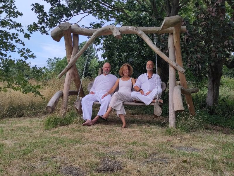 Margit met cliënten op schommelbank